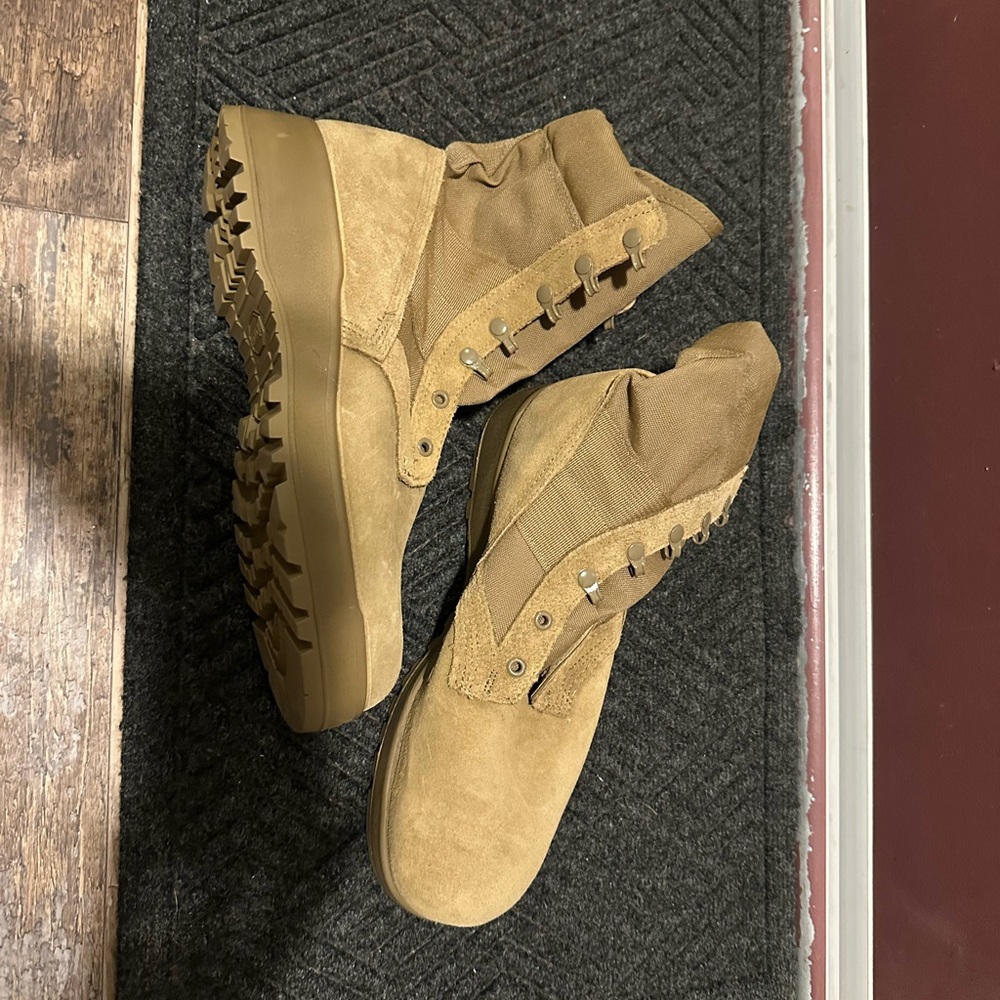 Men’s NEW authentic army combat boots 10.5